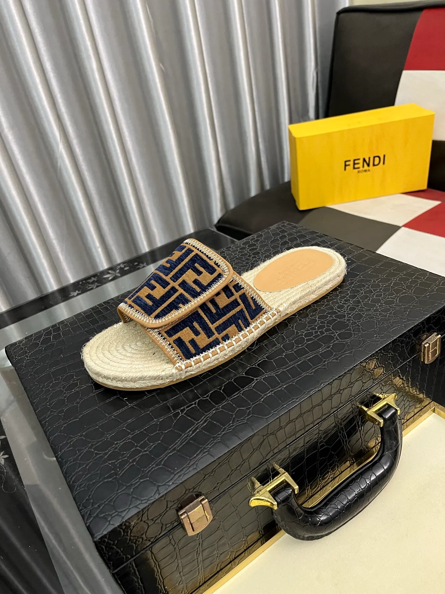 Men's shoes💰320⌚️⌚️[FENDI~Fendi slippers] High-end men's shoes brand official website 1:1 latest masterpiece: original mold customization, fabrics made of imported original materials, upgraded outsole, lighter, top quality in the market, simple and tasteful, a must-have for fashionistas, fashion is at your feet, full of confidence, the same style at the counter👍The season of summer slippers is here. Yardage: 38-44. Can be customized45.46.47